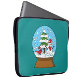 Schneeglobe mit Kardinal Snowman und Pine Tree Laptopschutzhülle (Vorne Rechts)