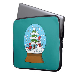 Schneeglobe mit Kardinal Snowman und Pine Tree Laptopschutzhülle