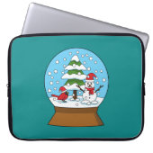 Schneeglobe mit Kardinal Snowman und Pine Tree Laptopschutzhülle (Vorderseite)