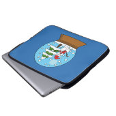 Schneeglobe mit Schneemann und Pine Tree Laptopschutzhülle (Vorne Knopf)