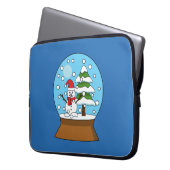 Schneeglobe mit Schneemann und Pine Tree Laptopschutzhülle (Vorderseite Links)