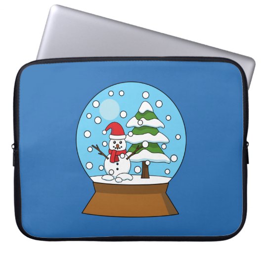 Schneeglobe mit Schneemann und Pine Tree Laptopschutzhülle (Vorderseite)