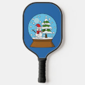 Schneeglobe mit Schneemann und Pine Tree Pickleball Schläger (Rückseite)
