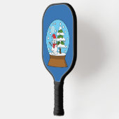 Schneeglobe mit Schneemann und Pine Tree Pickleball Schläger (Links)