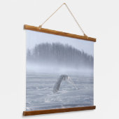 Schneehühner fliegen im Winter Wandteppich Mit Holzrahmen (Gewinkelt)