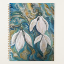 Schneekatzen im smaragdgrünen Garten