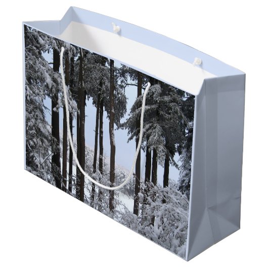 Schneekiefern in blauem Licht — Große Geschenktüte (Rückseite Schrägansicht)
