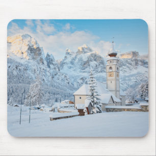 Schneekirche mit Berghang Mousepad
