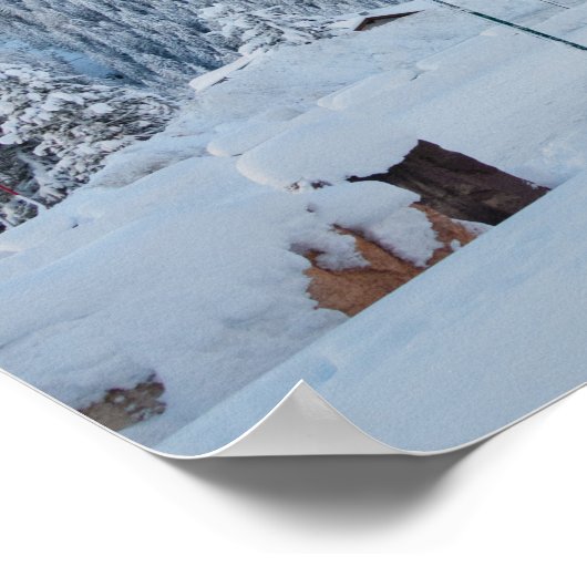 Schneekirche mit Berghang Poster (Ecke)