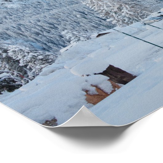 Schneekirche mit Berghang Poster (Ecke)