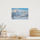 Schneekirche mit Berghang Poster (Küche)