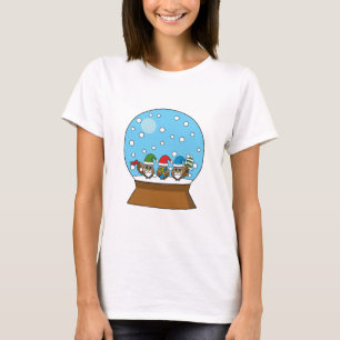 Schneekugel mit drei Gnomeneulen T-Shirt