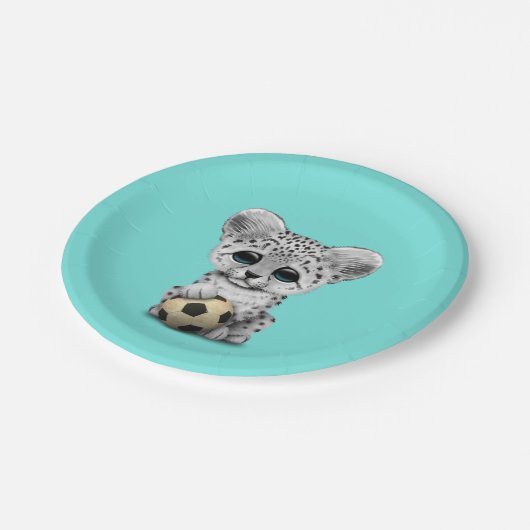 Schneeleopard CUB mit Fußball-Fußball Pappteller (Schrägansicht)