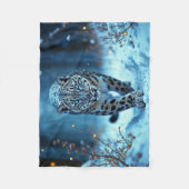 Schneeleopard Winter majestätisch blauer mit Augen Fleecedecke (Vorderseite)