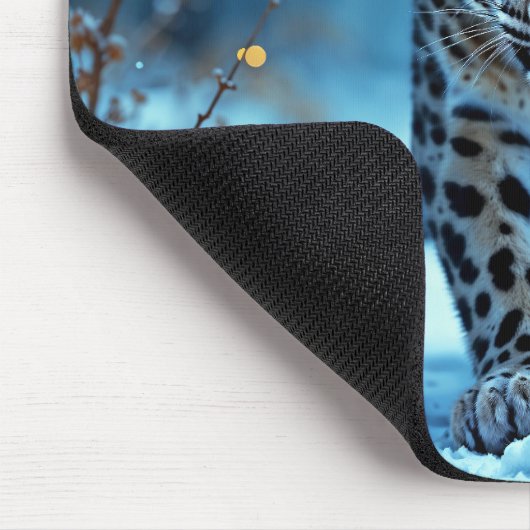 Schneeleopard Winter majestätisch blauer mit Augen Mousepad (Ecke)