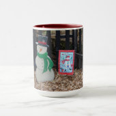 Schneemann auf dem Bauernhof zu Weihnachten Tasse (Zentrum)