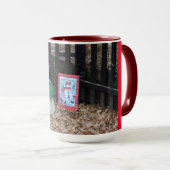 Schneemann auf dem Bauernhof zu Weihnachten Tasse (VorderseiteRechts)