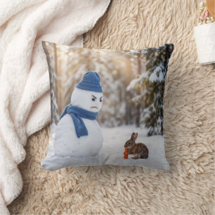 Schneemann, der einen Hasen böse ansieht Kissen