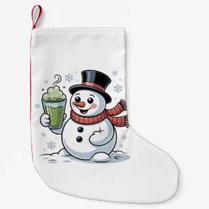 Schneemann hält Matcha-Getränk Weihnachten  Kleiner Weihnachtsstrumpf