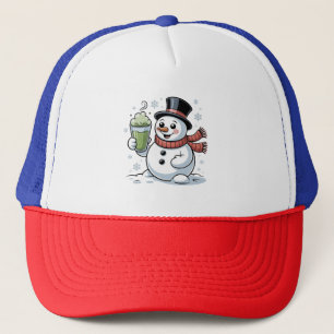 Schneemann hält Matcha-Getränk Weihnachten Truckerkappe