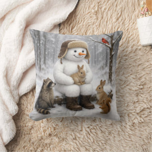 Schneemann im Winterwald mit tierischen Freunden Kissen
