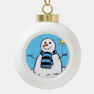 Schneemann in einer Winterlandschaft. Keramik Kugel-Ornament