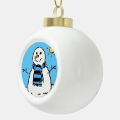 Schneemann in einer Winterlandschaft. Keramik Kugel-Ornament (Rechts)