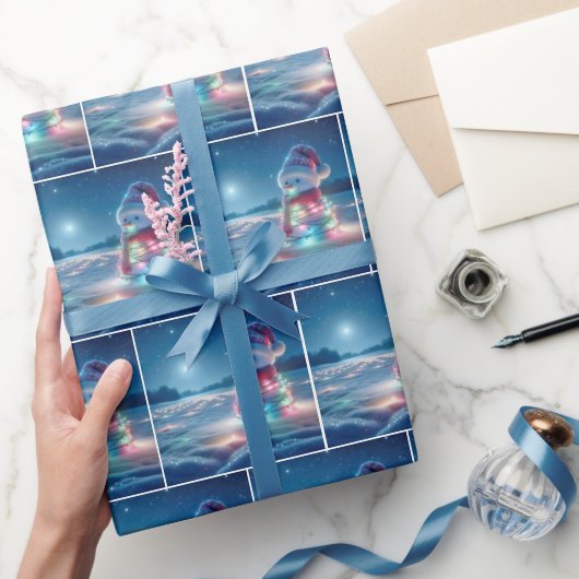 Schneemann krummelte in leuchtenden Weihnachtslich Geschenkpapier (Schenken)