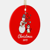 Schneemann mit dem Gitarren-und Pinguin-Jahr Keramik Ornament (Rechts)