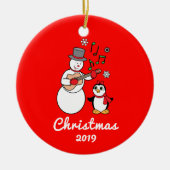 Schneemann mit dem Gitarren-und Pinguin-Jahr Keramik Ornament (Vorne)
