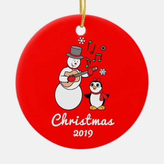 Schneemann mit dem Gitarren-und Pinguin-Jahr Keramik Ornament (Vorne)