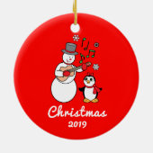 Schneemann mit dem Gitarren-und Pinguin-Jahr Keramik Ornament (Hinten)