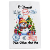 Schneemann mit Geschenken und Urlaubsaufklebern Mittlere Geschenktüte (Vorderseite)