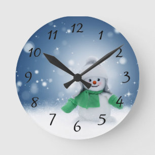 Schneemann mit grünem Schal Runde Wanduhr