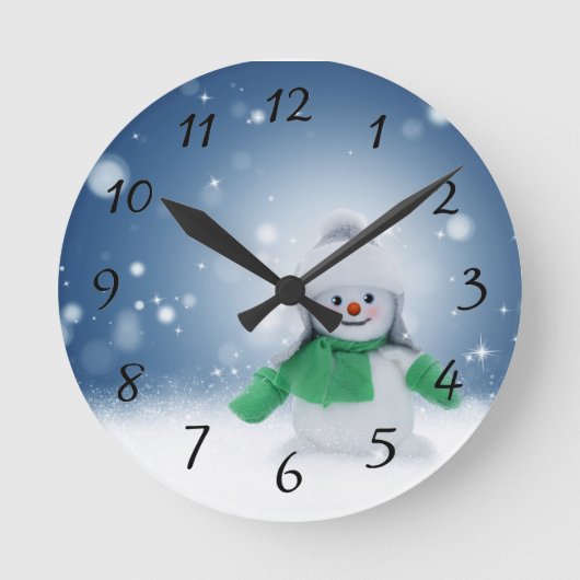 Schneemann mit grünem Schal Runde Wanduhr (Vorderseite)