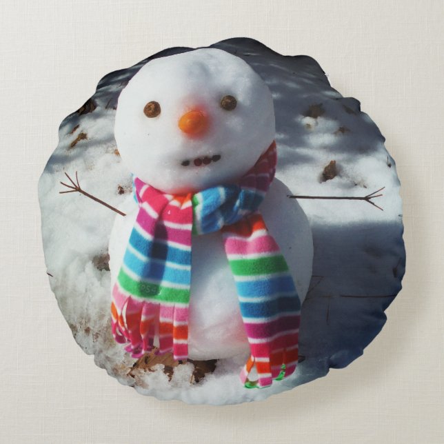Schneemann mit Rainbow Scarf Rundes Kissen (Rückseite)