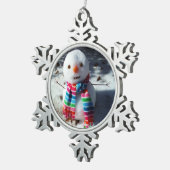 Schneemann mit Rainbow Scarf Schneeflocken Zinn-Ornament (Rechts)
