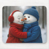 Schneemann-Paar umarmt sich im Winterwald Mousepad (Vorne)