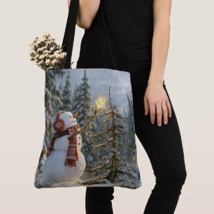 Schneemann schmückt eine Tanne zu Weihnachten Tasche