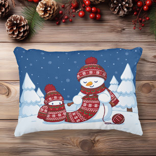Schneemann strickt Weihnachtsschal Dekokissen