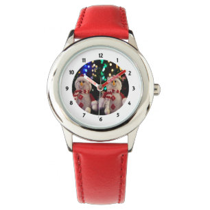 Schneemann und Familien Ornamente auf dem Baum bet Armbanduhr