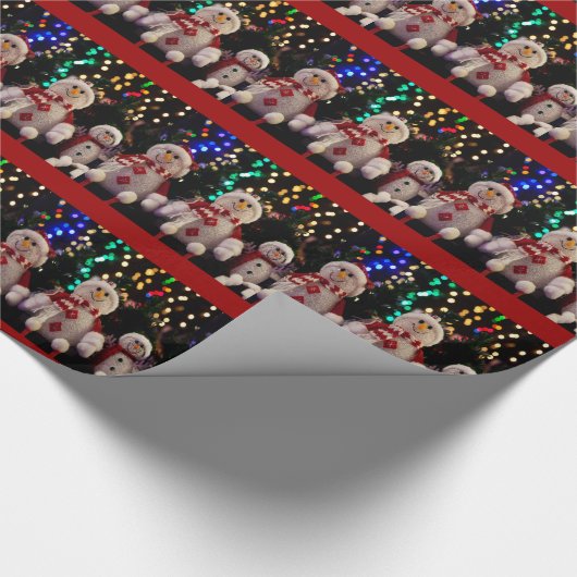 Schneemann- und Familienschmuck auf dem Baumumschl Geschenkpapier (Ecke)