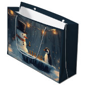 Schneemann und Pinguin spielen Schach Große Geschenktüte (Vorderseite Schrägansicht)