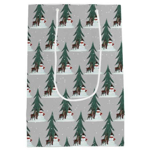 Schneemann und Reh in Schneeflocken auf grau Mittlere Geschenktüte (Rückseite)