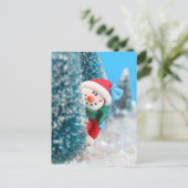 Schneemann versteckt oder pinkelt hinter einem Bau Postkarte (Stehend Vorderseite)