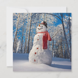 Schneemann vor dem schneebedeckten Wald Feiertagskarte