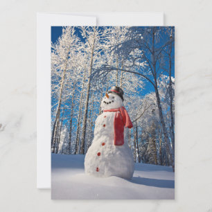 Schneemann vor dem schneebedeckten Wald Feiertagskarte