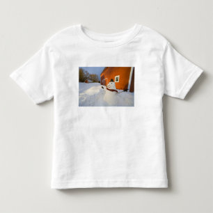Schneemann vor roter Scheune in Kolumbien-Fälle Kleinkind T-shirt