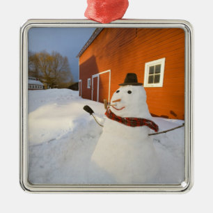 Schneemann vor roter Scheune in Kolumbien-Fälle Ornament Aus Metall