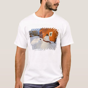 Schneemann vor roter Scheune in Kolumbien-Fälle T-Shirt